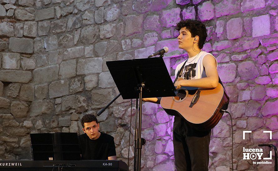 GALERÍA: Crespo debuta con lleno en su concierto en el patio del Castillo del Moral de Lucena