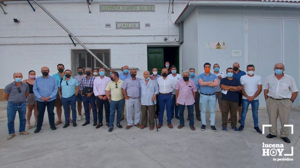  Agricultores y representantes políticos a las puerta de la cooperativa de Jauja tras la reunión de ayer 