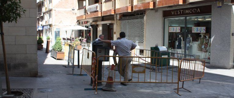  Una avería eléctrica obliga a levantar la calle Canalejas 