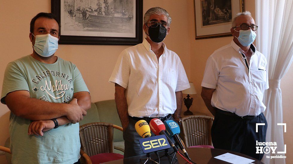  Eduardo Gómez junto a otros dos representantes de los comuneros de Paño Cabezas, durante la rueda de prensa ofrecida hoy en el Círculo Lucentino 