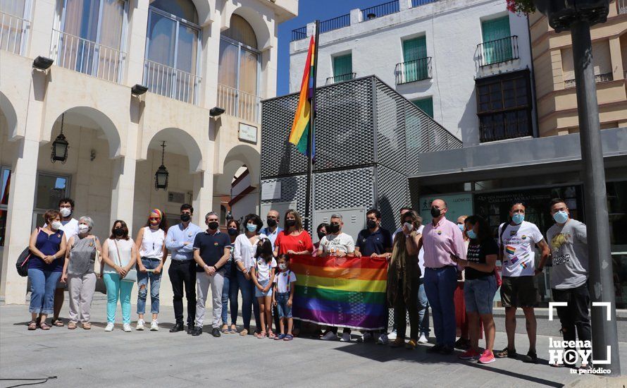  Asistentes al acto celebrado en la Plaza Nueva con motivo del Día del Orgullo 
