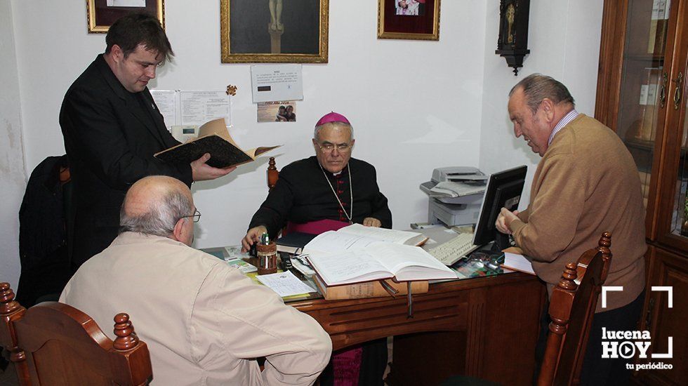  Manuel Manjón Cabeza en el despacho parroquial de Santo Domingo durante una visita del Obispo. 