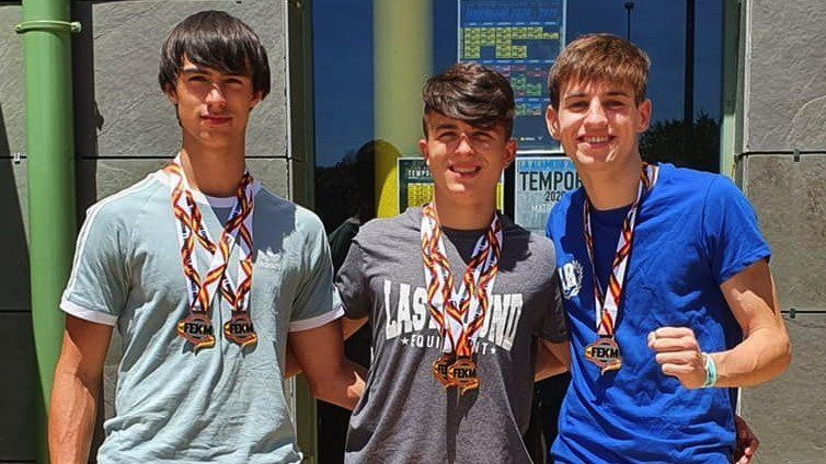  Christian Carrasco, Jairo José Muñoz y Julián Rafael García posan con sus medallas 