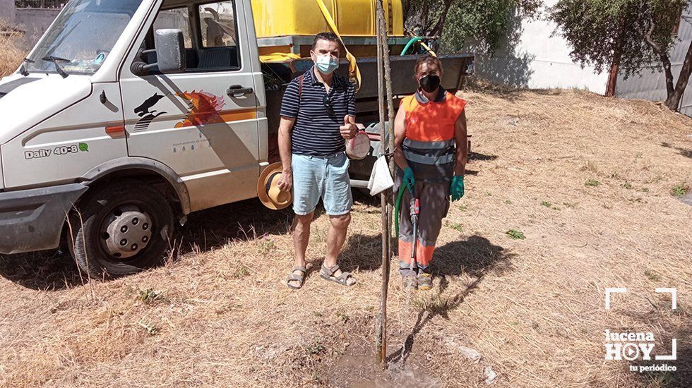  José Antonio Ranchal, presidente de Mejorana, junto al persona que realiza el riego del arbolado plantado en la Vía Verde 