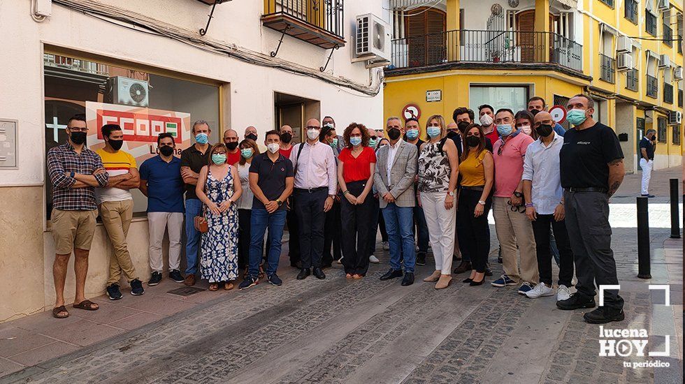  Autoridades y representantes y delegados sindicales de CCOO a las puertas de la recuperada sede del sindicato en la calle General Alaminos 
