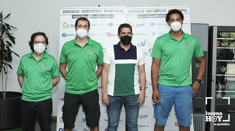  Integrantes del CB Al-Yussana junto al edil de Deportes, Alberto Lora, durante la presentación del club 