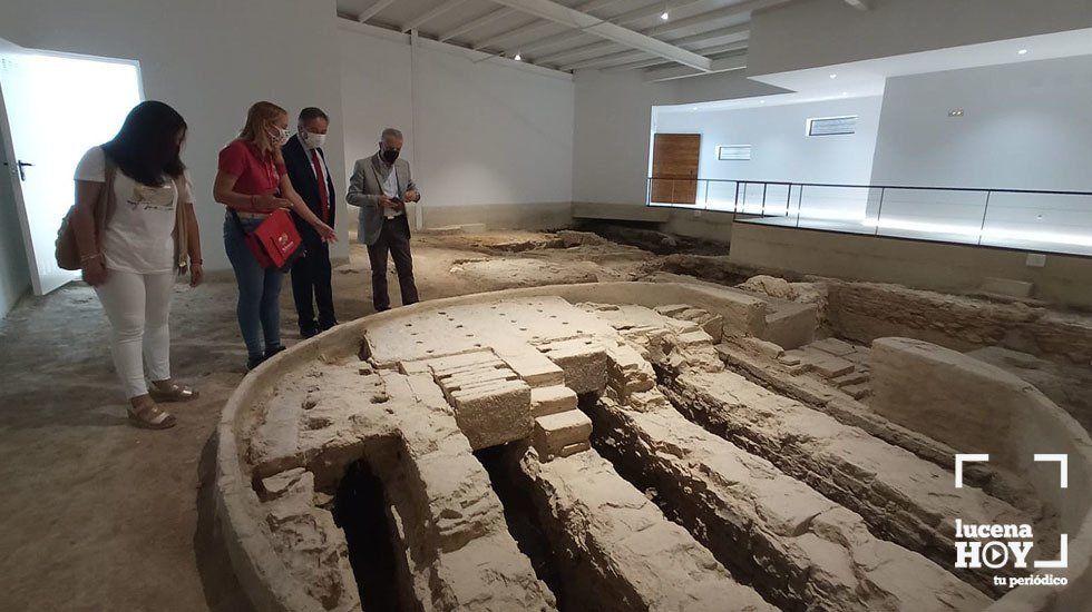  Un momento de la visita del alcalde y el delegado territorial a los alfares romanos 