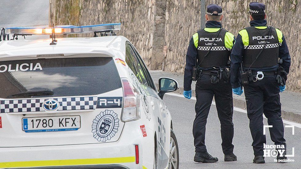 Agentes de la policía local durante un control en Lucena. Archivo