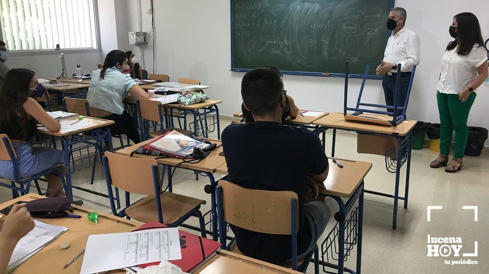  Juan Pérez y Lourdes Parra en la visita a los alumnos del intensivo de inglés 