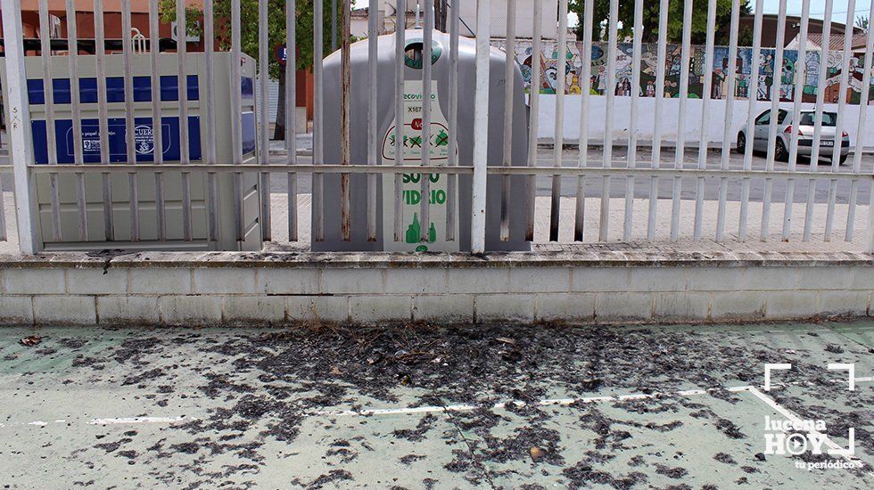  Los dos nuevos contenedores y algunos restos de los dos incendiados, visibles todavía esta mañana en la calle Córdoba 