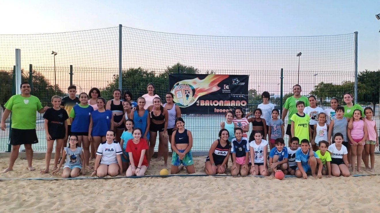  Foto de familia del Club Balonmano Lucena durante este verano 