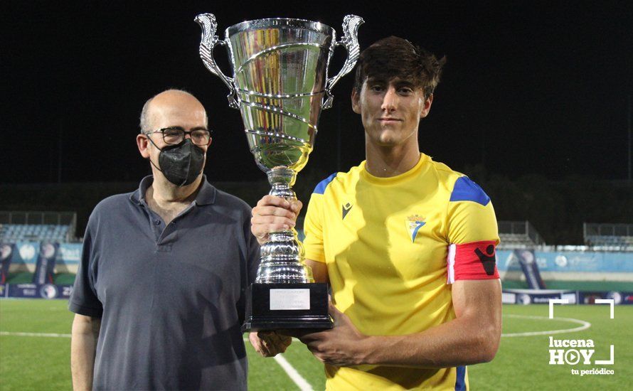 GALERÍA: Las fotos del Trofeo de Fútbol Juvenil "Torre del Moral" que se llevó el Cadiz frente al Sevilla y Atlético de Madrid y la presentación de los diferentes equipos del Lucecor