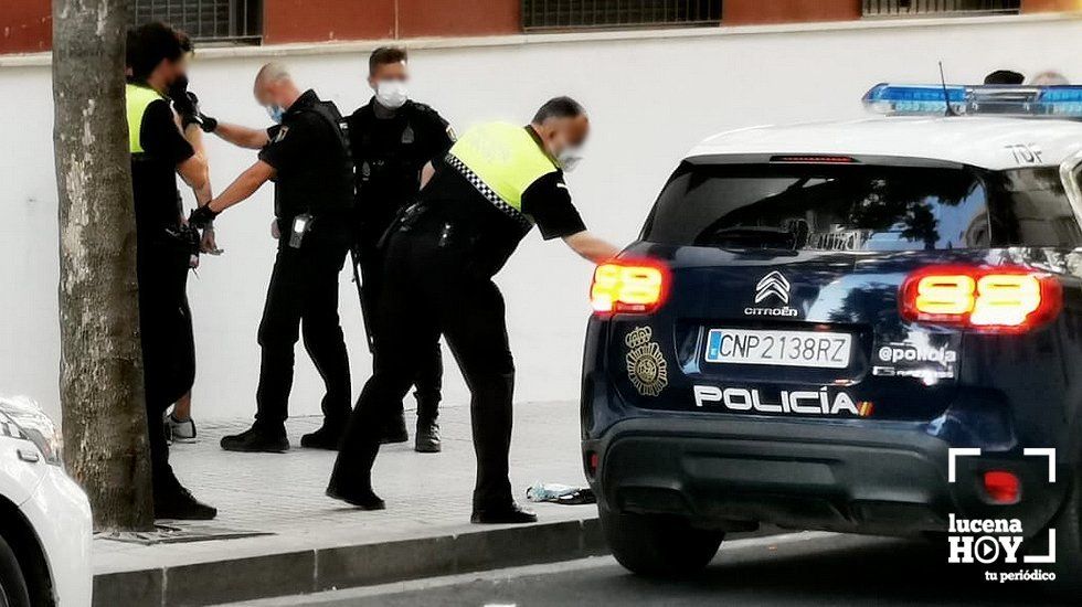  Agentes de la Policía Nacional realizan una detención en la zona oeste de la ciudad este lunes apoyados por la Policía Local. 