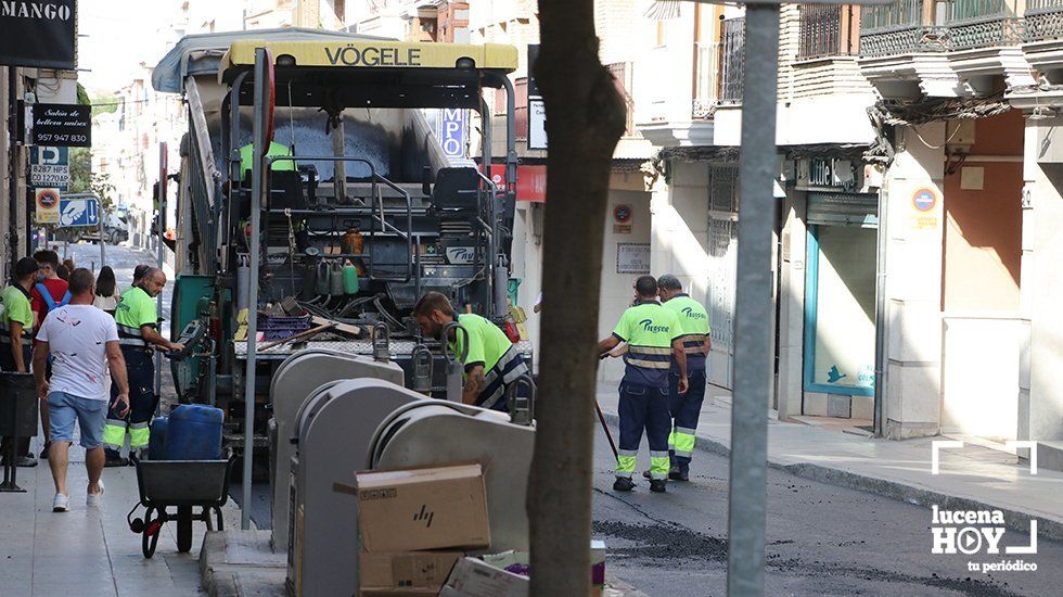  Asfaltado en una calle de Lucena. Archivo
