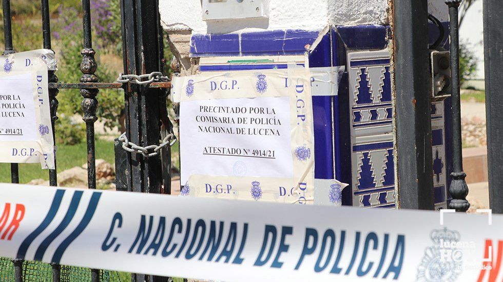  Precintos policiales en la puerta de la casa de campo donde sucedieron los hechos 