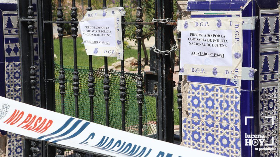  Precintos policiales a las puertas de la vivienda en la que murió el pequeño de cinco años 