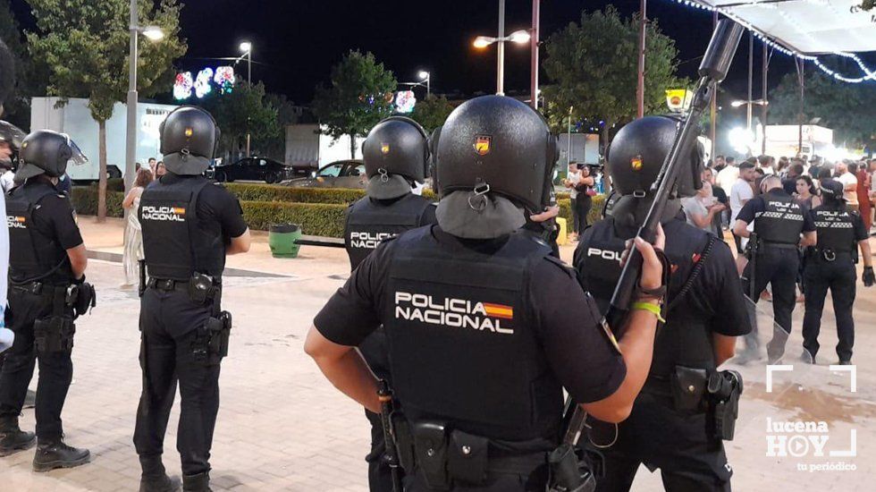  Miembros de la Unidad de Prevención y Reacción (UPR) del Cuerpo Nacional de Policía en la noche de este sábado en el recinto ferial de Lucena. 