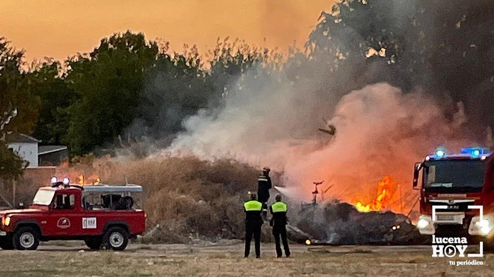  Los bomberos durante los trabajos de extinción del incendio. Foto: Cedida 