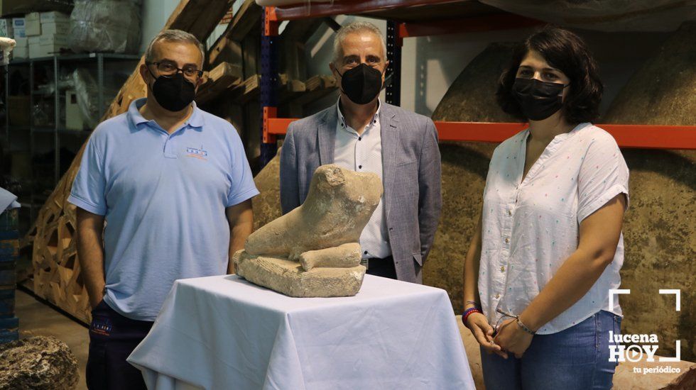  Daniel Botella, Juan Pérez y Mamen Beato ante la escultura de Hércules Niño presentada hoy 