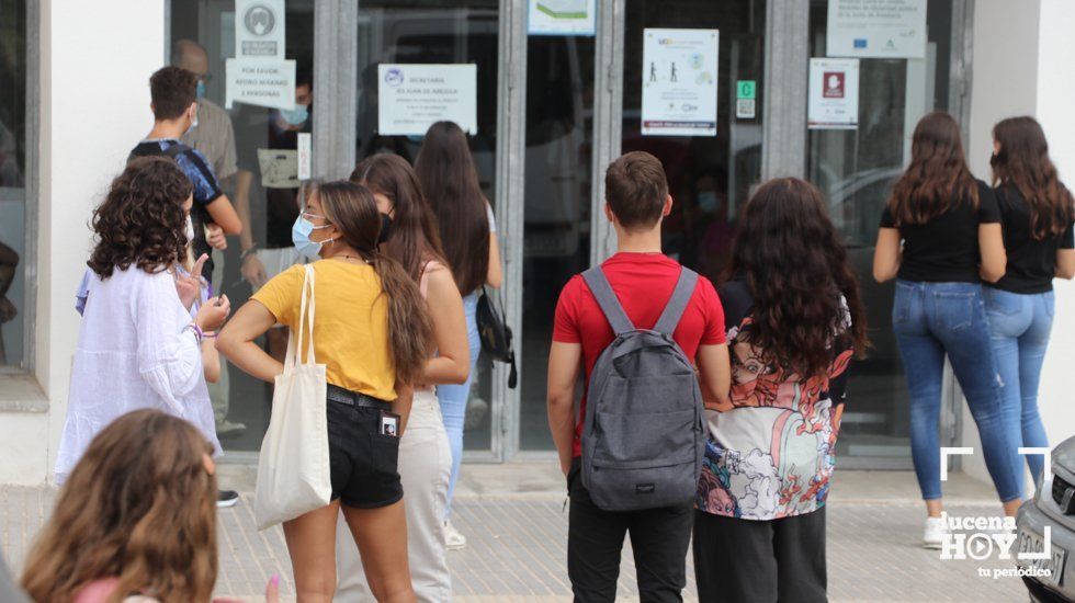  Alumnos a la entrada del IES Juan de Aréjula esta mañana 