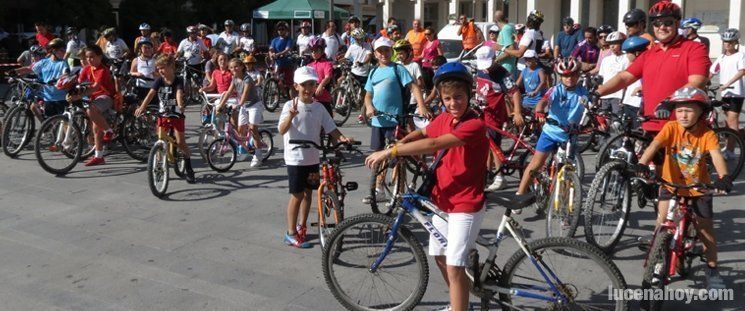  Un centenar de personas pasean en bici "por la movilidad" 