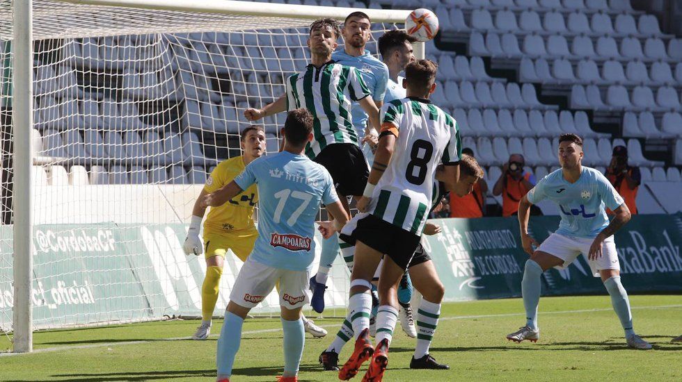  Una jugada del partido entre Córdoba B y Ciudad de Lucena. Foto: ABC Córdoba 