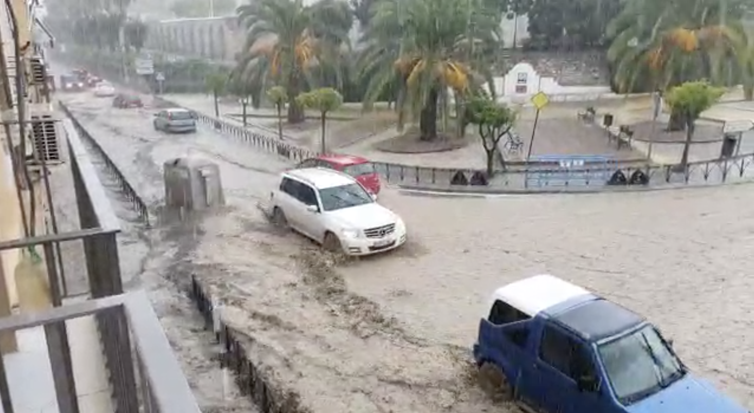  Un contenedor navega entre los vehículos junto al Llanete de los Dolores. 