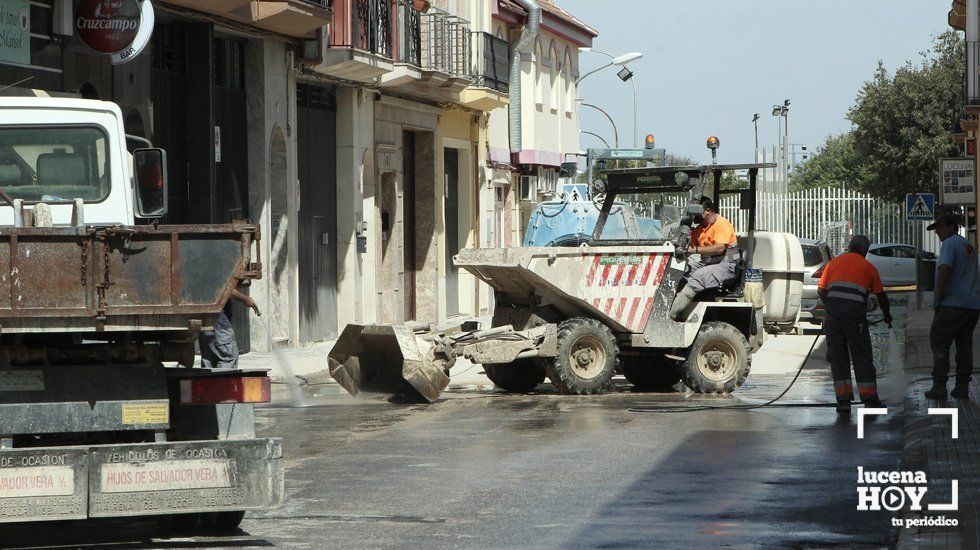  Trabajos de limpieza en la calle Encinas Reales esta mañana 