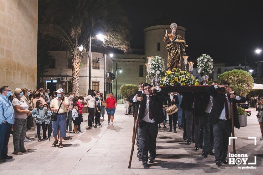 GALERÍA: La imagen de San Mateo abre la vuelta de los desfiles procesionales a Lucena 20 meses después