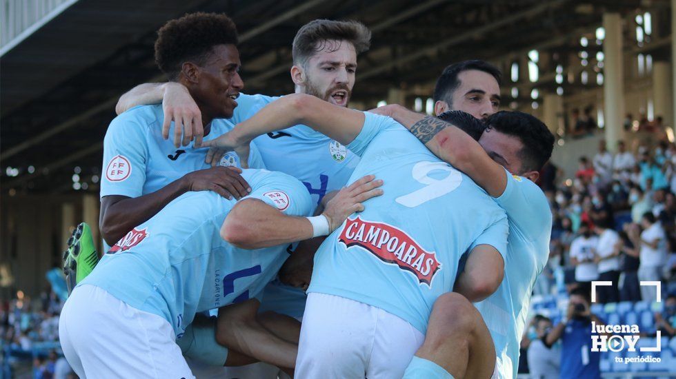  Los jugadores del Ciudad de Lucena celebran el primer gol del encuentro contra el Recreativo Huelva 