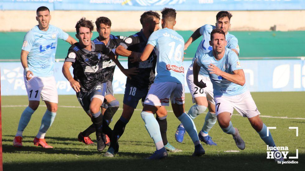  Acción entre el Ciudad de Lucena y el Recreativo de Huelva durante el encuentro de la primera vuelta 