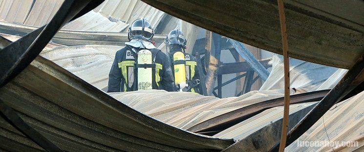  Un incendio destruye Muebles Mefran de madrugada (vídeo) 