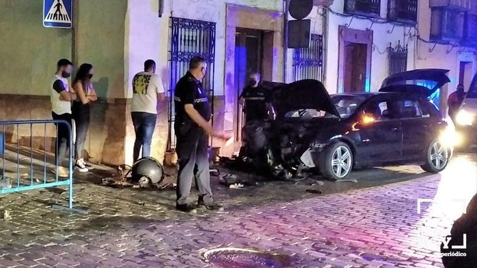  La policía local junto al vehículo siniestrado en la calle San Pedro 