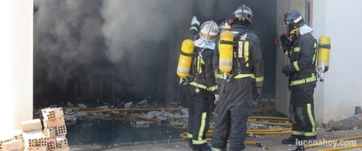  Los bomberos protestan por el retraso en el pago de sus nóminas 