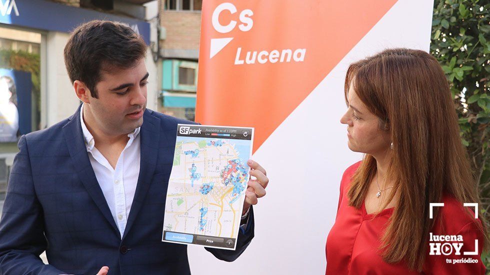  Jesus López y Araceli García muestran el mapa de la aplicación de una de las ciudades que ya cuentan con este sistema de aparcamiento inteligente 