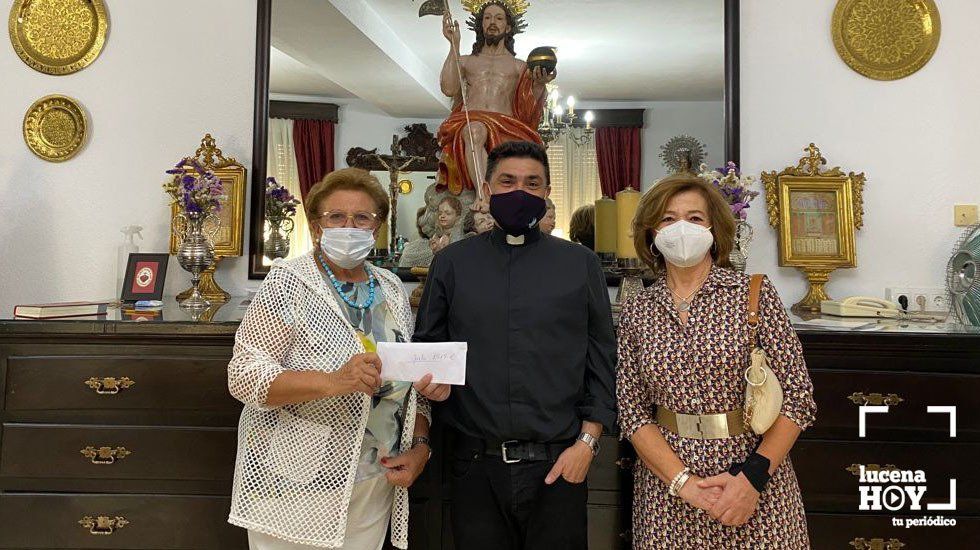  Entrega del dinero al párroco de San Mateo por parte de Mujeres en Igualdad 