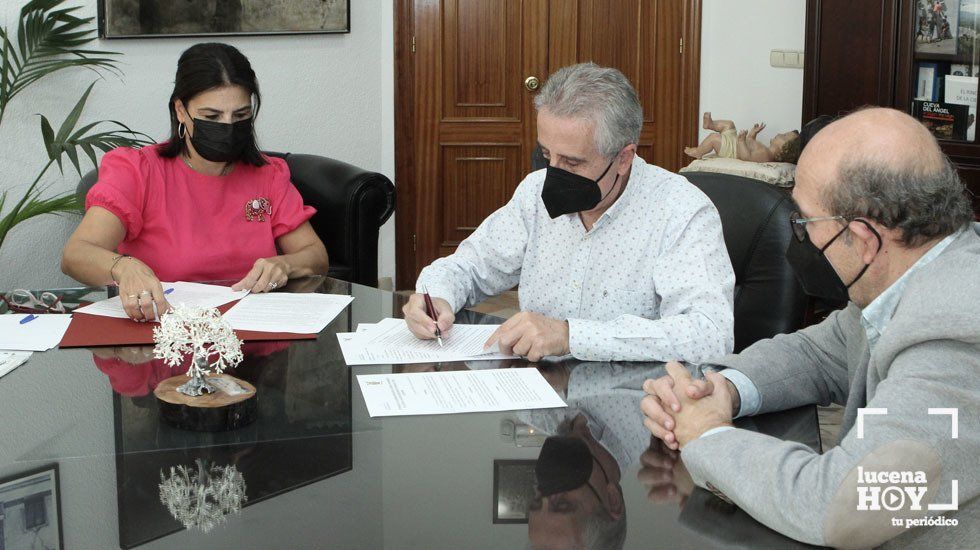  Un momento de la firmadel convenio 