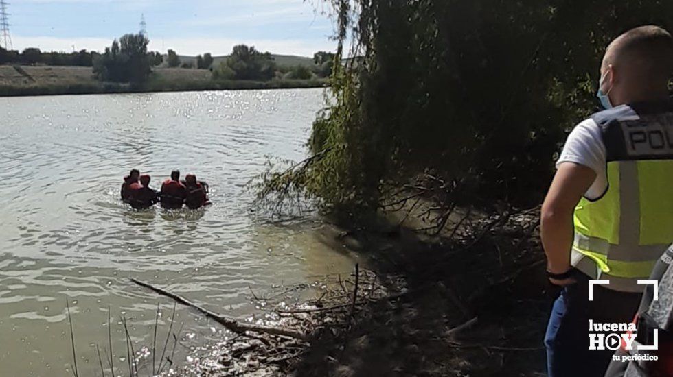  Los bomberos intentan sacar del río Guadalquivir el cadáver del hombre. Foto: @cordobafire 