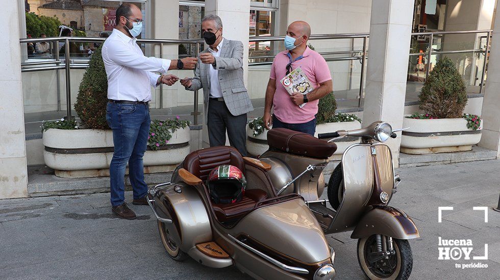  El alcalde entrega a Javier Pino las llaves de su nueva Vespa con sidecar 