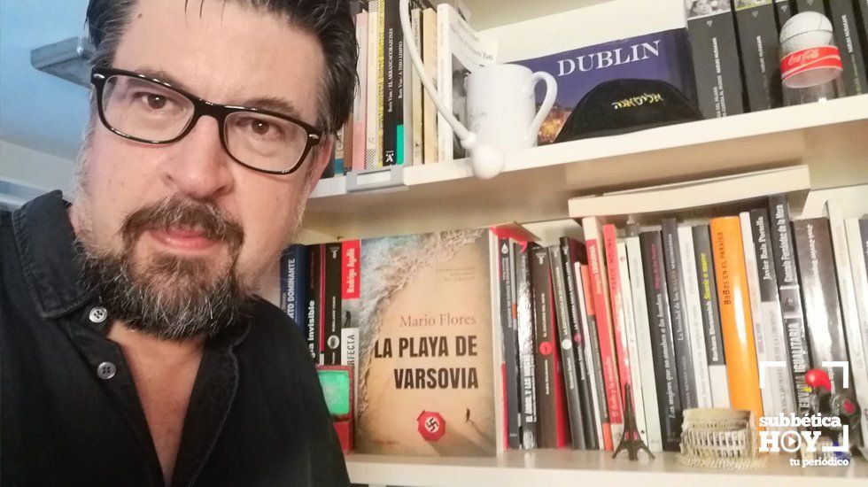  Mario Flores junto a su novela "La playa de Varsovia" 