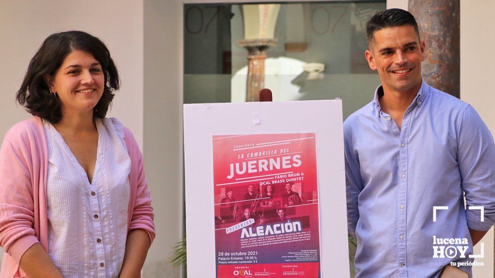  Carmen Beato y Domingo Escobar junto al cartel anunciador de esta actividad 