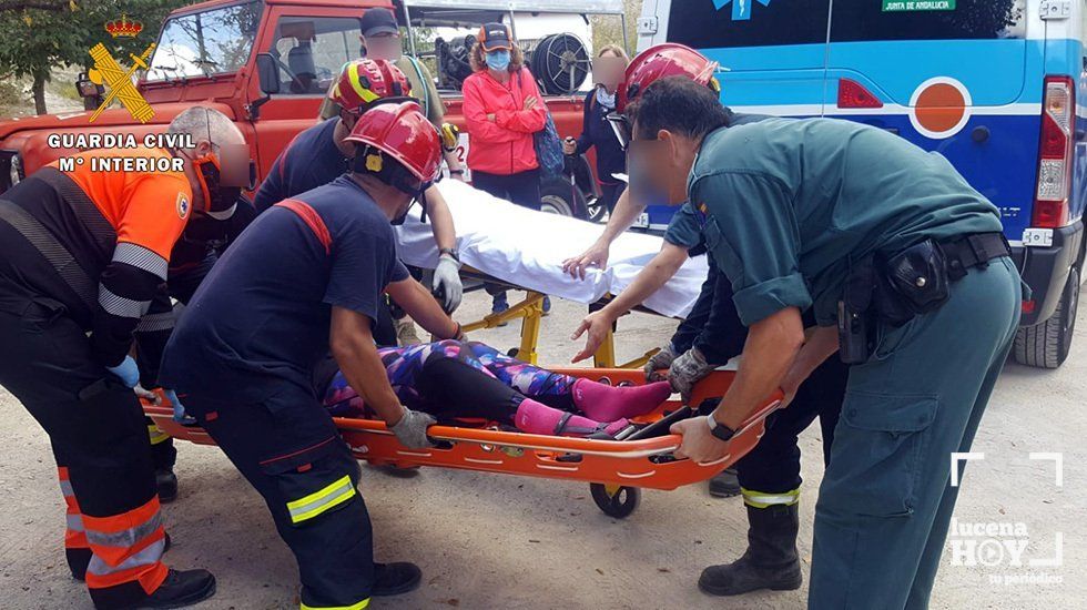  Un momento del rescate de la mujer accidentada en el sendero botánico de Santa Rita 