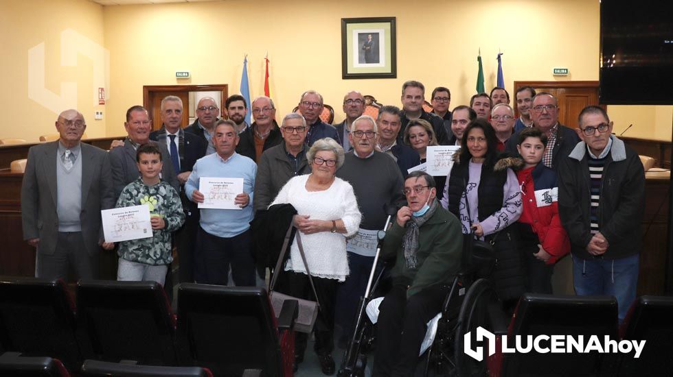 Los participantes en este concurso de Belenes Populares junto a las autoridades tras la entrega de premios