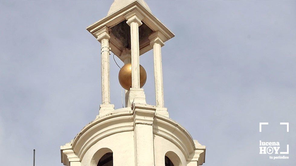  La antigua bola dorada del reloj de la Plaza nueva vuelve a funcioanr al dar las doce del medio día y la noche 