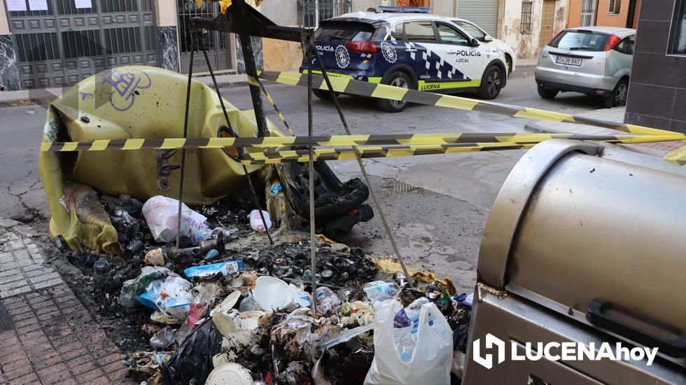 Grupo de contenedores incendiados en la calle San Marcos con Catalina Marín