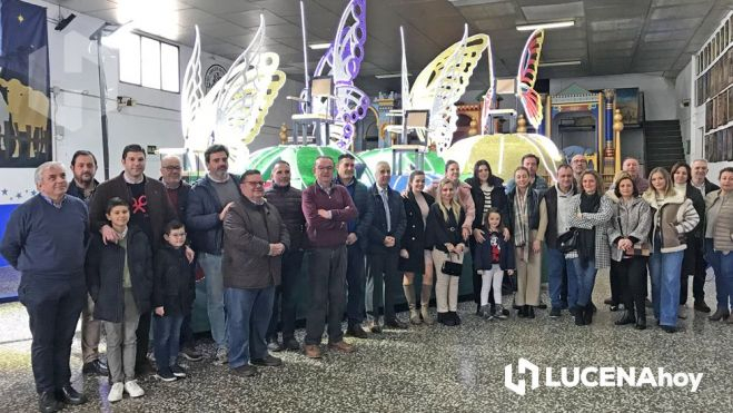 Autoridades, miembros de la Peña Amigos de los Magos y de la Corte Aracelitana ante la nueva carroza