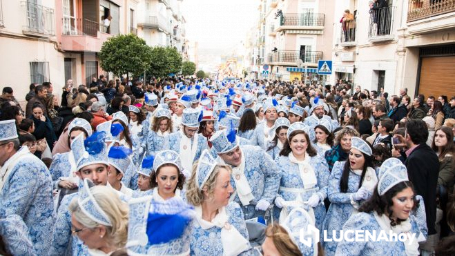 Figurantes ante el Rey Melchor en la Cabalgata de la Ilusión 2020