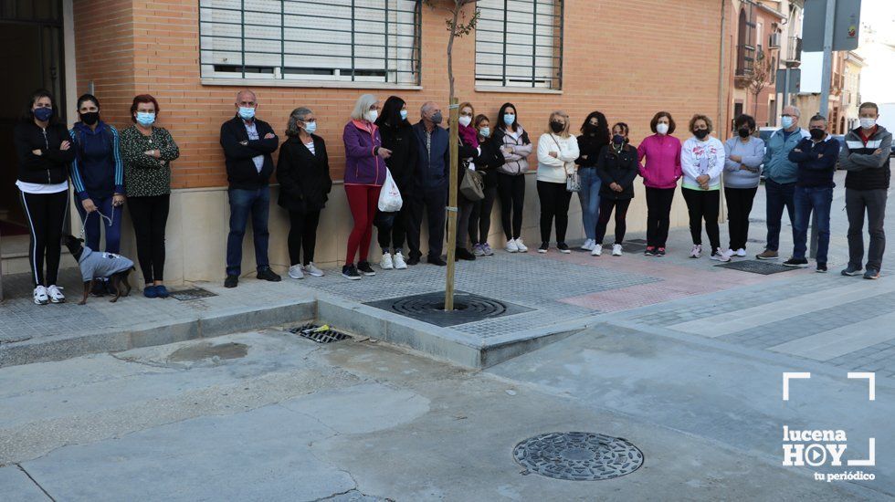  Algunos de los vecinos afectados por este problema junto a una de las elevaciones de la calle que actúan como barreras y generan embolsamientos de agua. 