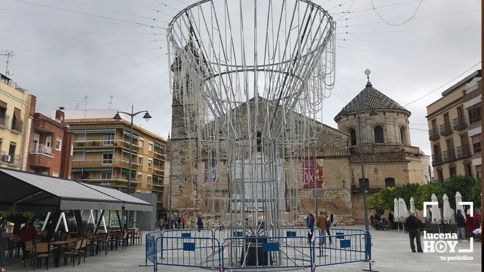 El "géiser" de luz, elemento central de la iluminación festiva de la Plaza Nueva, cuya instalación se ha iniciado esta semana. El "géiser" de luz, elemento central de la iluminación festiva de la Plaza Nueva, cuya instalación se ha iniciado esta semana.