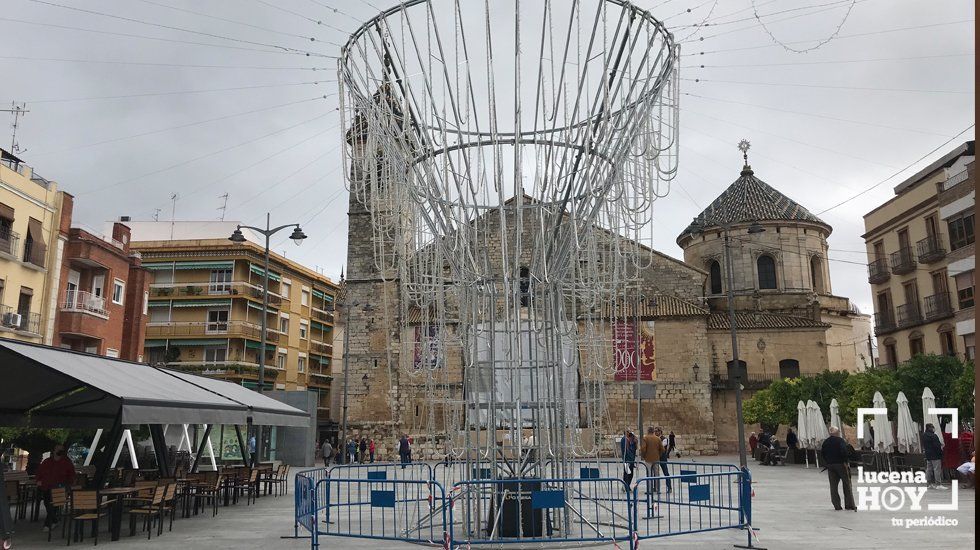  El "géiser" de luz, elemento central de la iluminación festiva de la Plaza Nueva, cuya instalación se ha iniciado esta semana. 